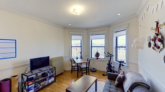 1325 Commonwealth Ave in Boston, MA - Building Photo - Building Photo