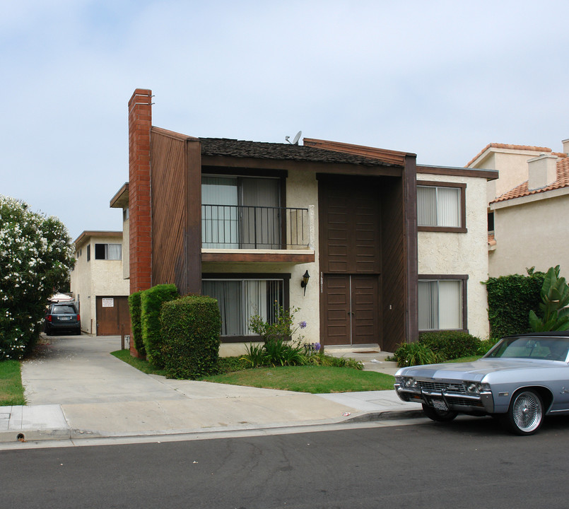 16811 Blanton St in Huntington Beach, CA - Foto de edificio