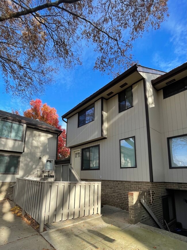 1661 Westwind Way in McLean, VA - Foto de edificio - Building Photo