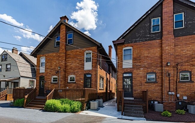 2359 Summit St in Columbus, OH - Foto de edificio - Building Photo