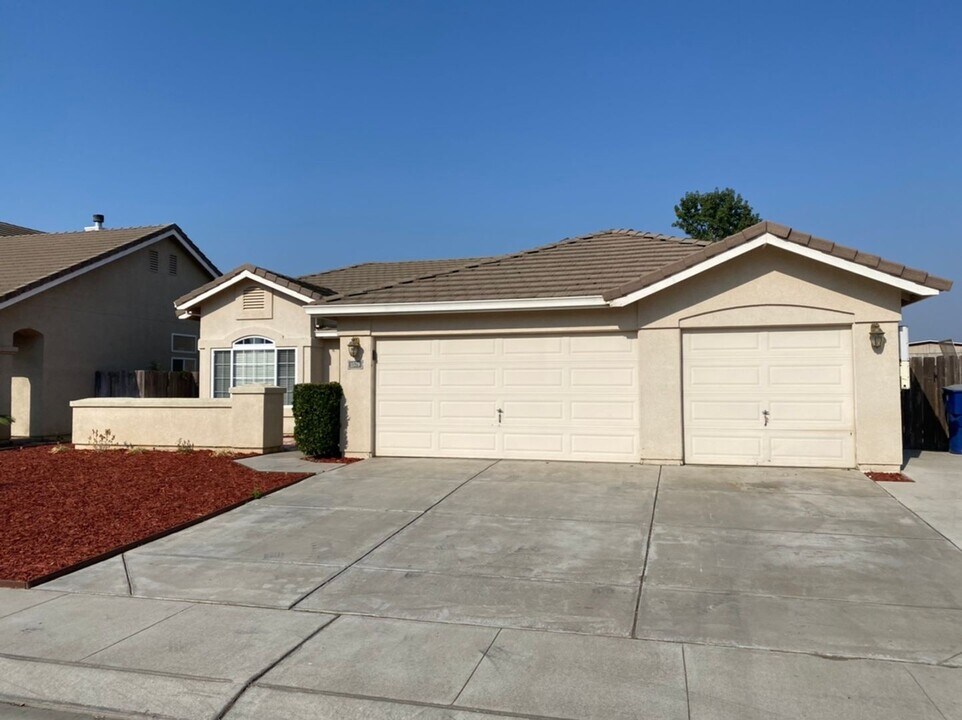 1579 Queensland Ave in Manteca, CA - Building Photo