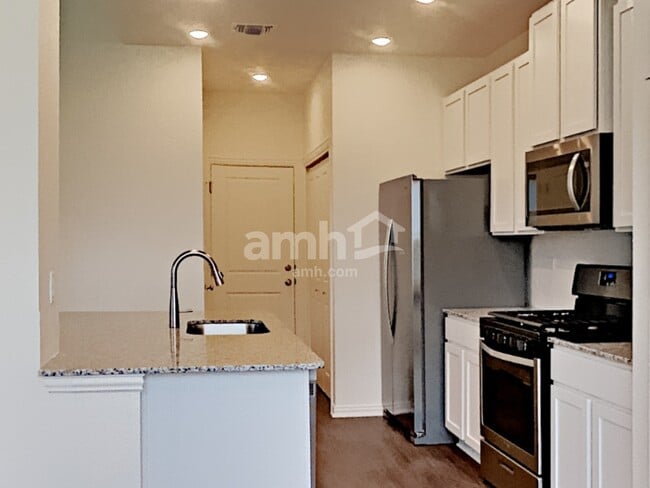 2738 Meadowood Heights in New Braunfels, TX - Foto de edificio - Building Photo