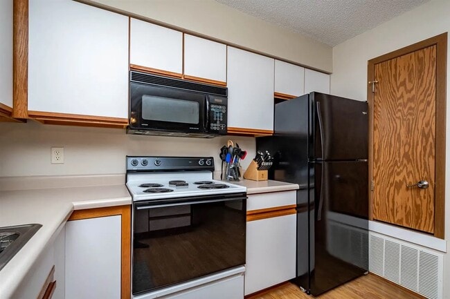 68 Westside Dr, Unit 68 in Iowa City, IA - Building Photo - Building Photo