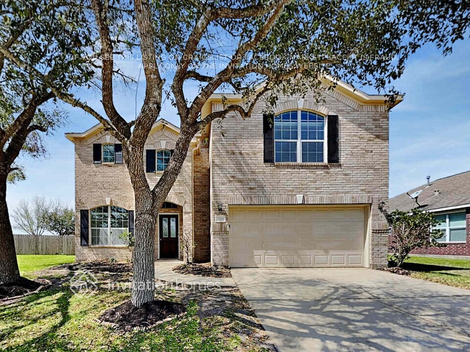 2251 Waxwing Dr in League City, TX - Building Photo