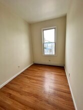 91 W 20th St, Unit 2 in Bayonne, NJ - Foto de edificio - Building Photo