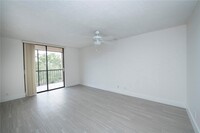 3900 N Hills Dr, Unit 405 in Hollywood, FL - Foto de edificio - Building Photo