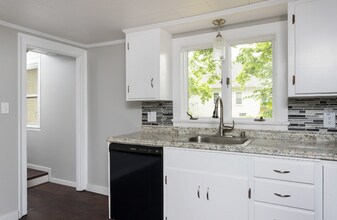 137 Locust St in Dover, NH - Building Photo - Building Photo