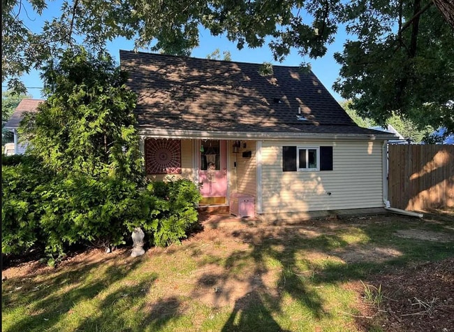 88 Oxford Ave in Warwick, RI - Foto de edificio - Building Photo