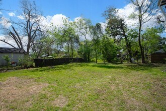 211 W South St in Alvin, TX - Building Photo - Building Photo