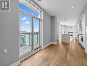 33 Shore Breeze Dr in Toronto, ON - Building Photo - Building Photo