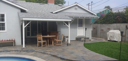 7130 Stansbury Ave in Van Nuys, CA - Building Photo - Building Photo