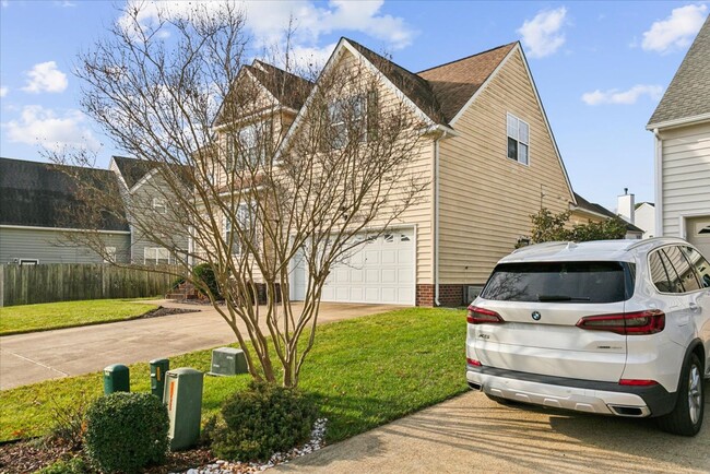 303 Minnie Cir in Newport News, VA - Foto de edificio - Building Photo