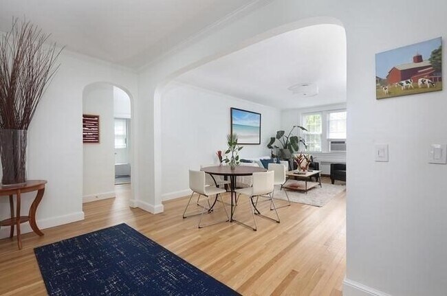 67 Marion St, Unit 2 in Brookline, MA - Foto de edificio - Building Photo