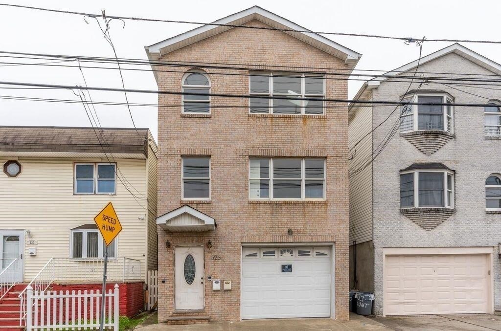 325 Claremont Ave in Jersey City, NJ - Building Photo