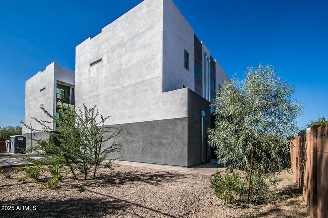 1443 E Osborn Rd in Phoenix, AZ - Building Photo - Building Photo