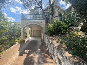 804 Ledgeway E in West Lake Hills, TX - Building Photo - Building Photo