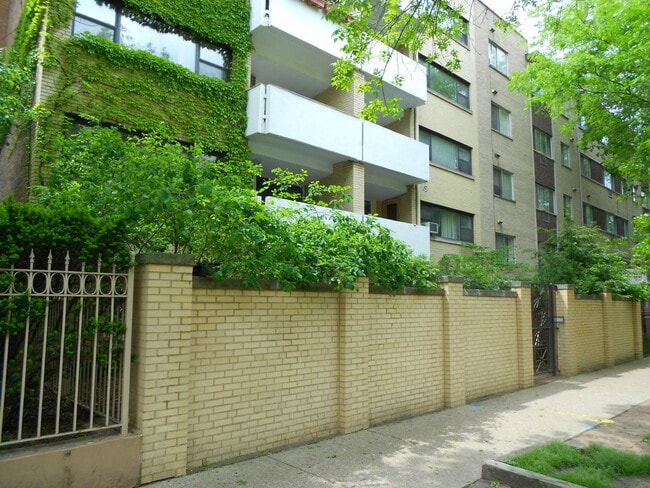property at 5616 N Kenmore Ave