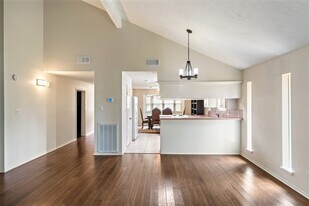 416 Rolling Hills Dr W in Conroe, TX - Building Photo