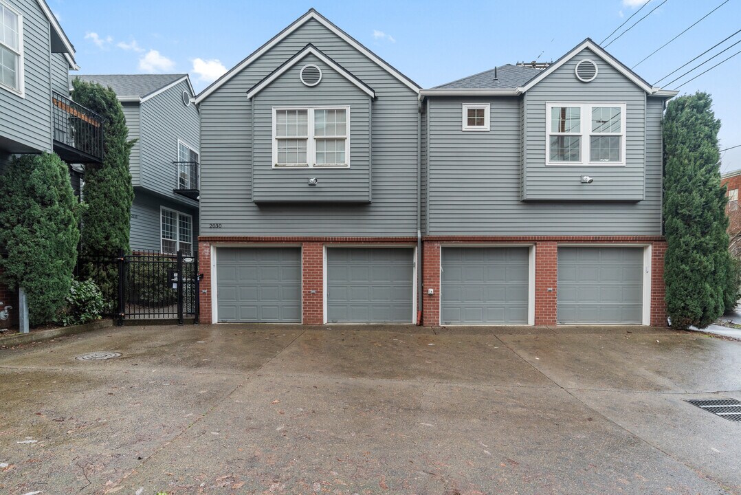 2030 NW Lovejoy St in Portland, OR - Building Photo