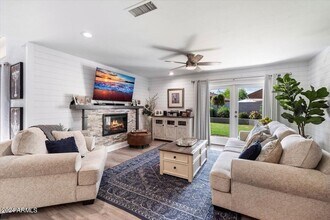 4304 E Milton Dr in Cave Creek, AZ - Foto de edificio - Building Photo