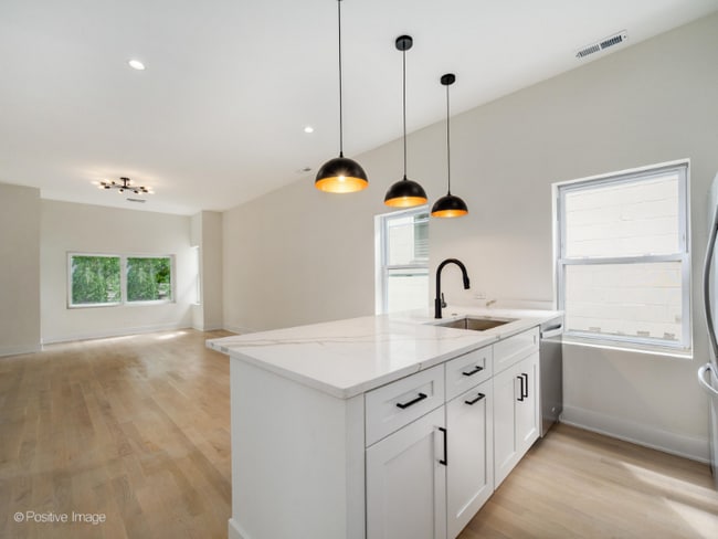 2142 N Maplewood Ave in Chicago, IL - Building Photo - Building Photo
