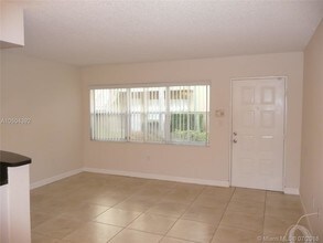 670 NW 85th Pl-Unit -11-107 in Miami, FL - Foto de edificio - Building Photo