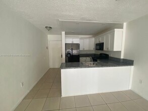 13920 Lake Placid Ct in Hialeah, FL - Building Photo - Building Photo