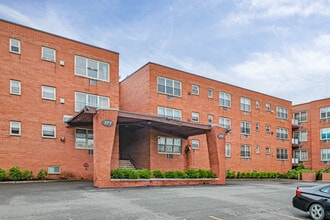 Royal Towers in Hackensack, NJ - Foto de edificio - Building Photo