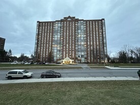 2760 Carousel Crescent in Ottawa, ON - Building Photo