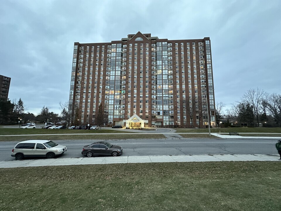 2760 Carousel Crescent in Ottawa, ON - Building Photo