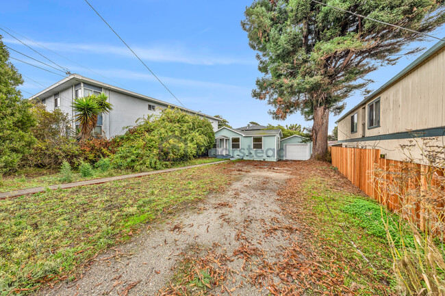 5302 Columbia Ave in Richmond, CA - Foto de edificio - Building Photo