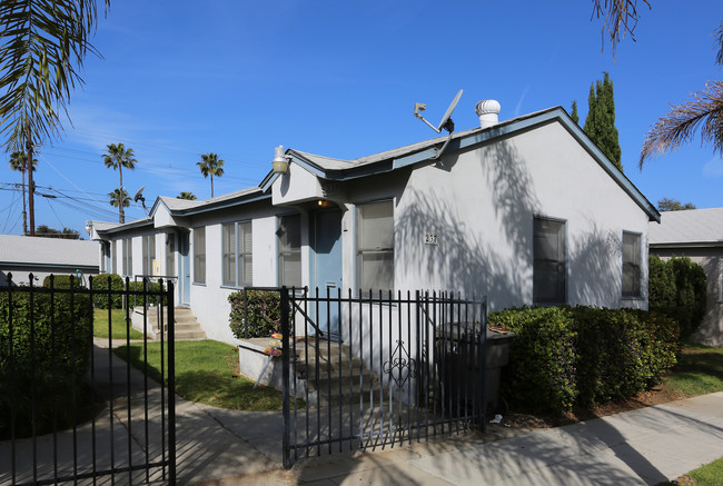 237-239 S Freeman St in Oceanside, CA - Foto de edificio - Building Photo