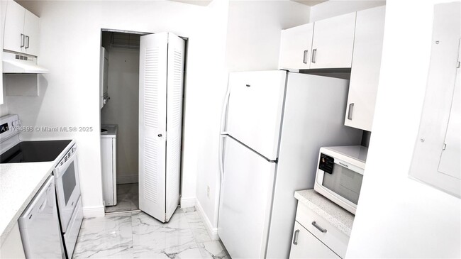 14905 SW 80th St in Miami, FL - Foto de edificio - Building Photo