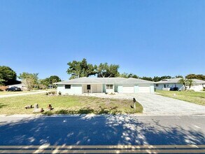 4440 Maceachen Blvd in Sarasota, FL - Building Photo - Building Photo
