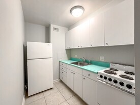 429 W Wellington Ave, Unit J00W in Chicago, IL - Building Photo
