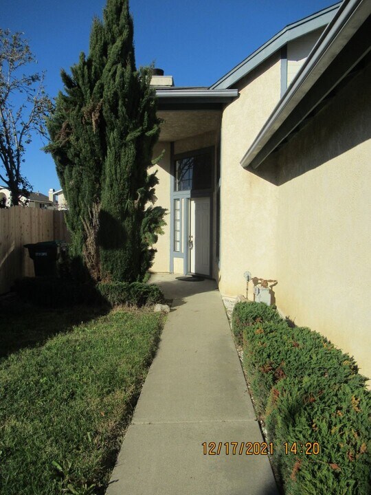 1128 Marigold Way in Lompoc, CA - Building Photo