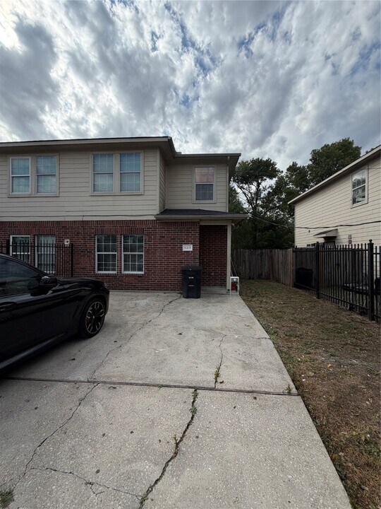 8126 Jutland Rd in Houston, TX - Building Photo