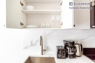 307 W 39th St in New York, NY - Foto de edificio - Building Photo