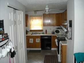 15 Center St, Unit 2 in Windsor Locks, CT - Foto de edificio - Building Photo