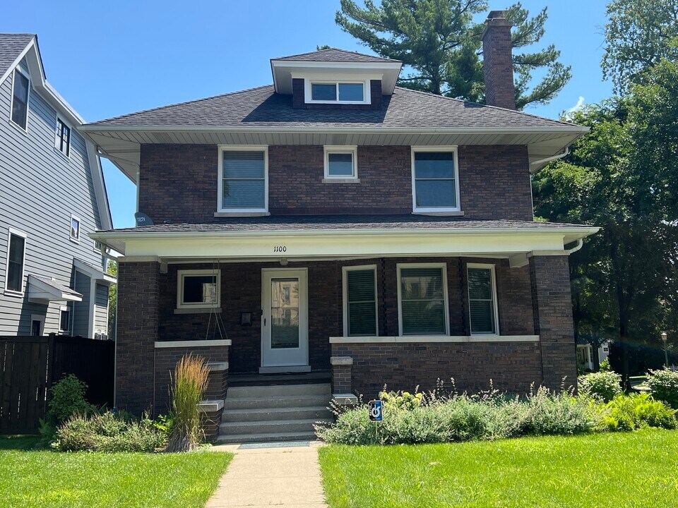 1100 Ridge Rd in Wilmette, IL - Building Photo