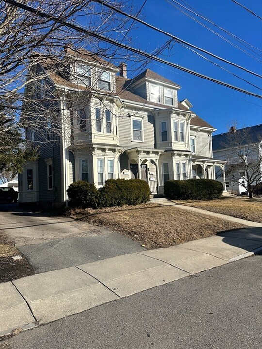 16 West St in Franklin, MA - Foto de edificio