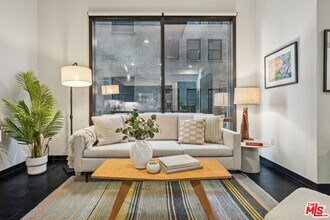 655S S Hope St in Los Angeles, CA - Building Photo - Building Photo