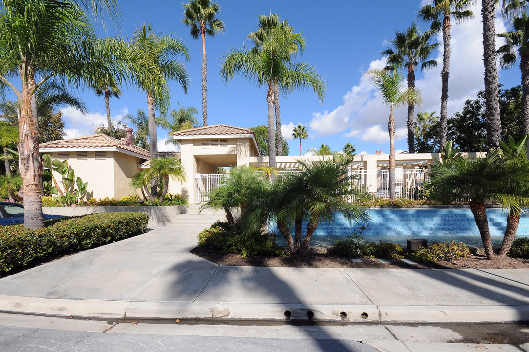 Via Catalina in Laguna Niguel, CA - Foto de edificio