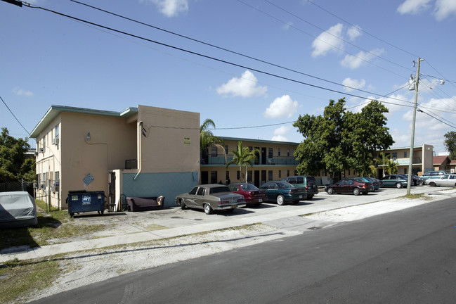 Antonio Apartments in Miami, FL - Foto de edificio - Building Photo