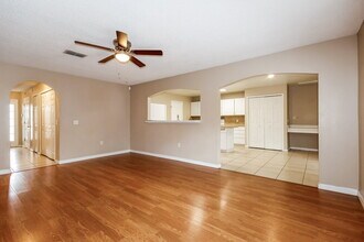 5840 Lake Front Dr in Wesley Chapel, FL - Foto de edificio - Building Photo