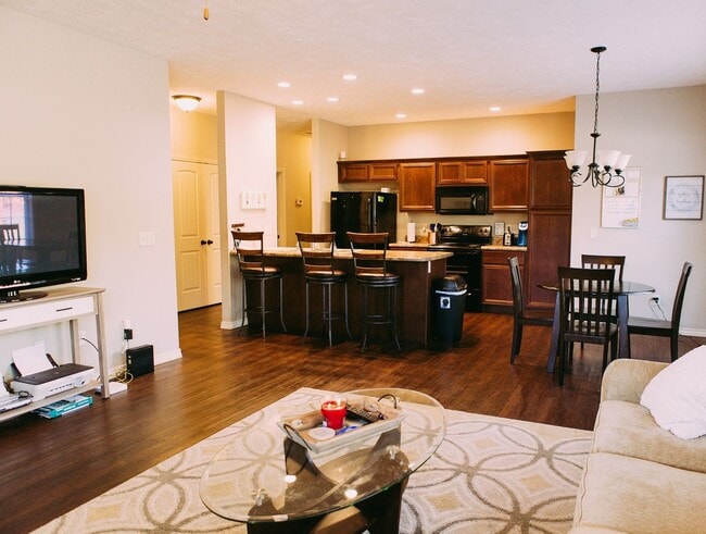 527 E Meadowmere St in Springfield, MO - Building Photo - Building Photo