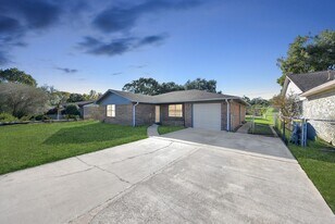 1122 Un Vly Dr in Pearland, TX - Building Photo