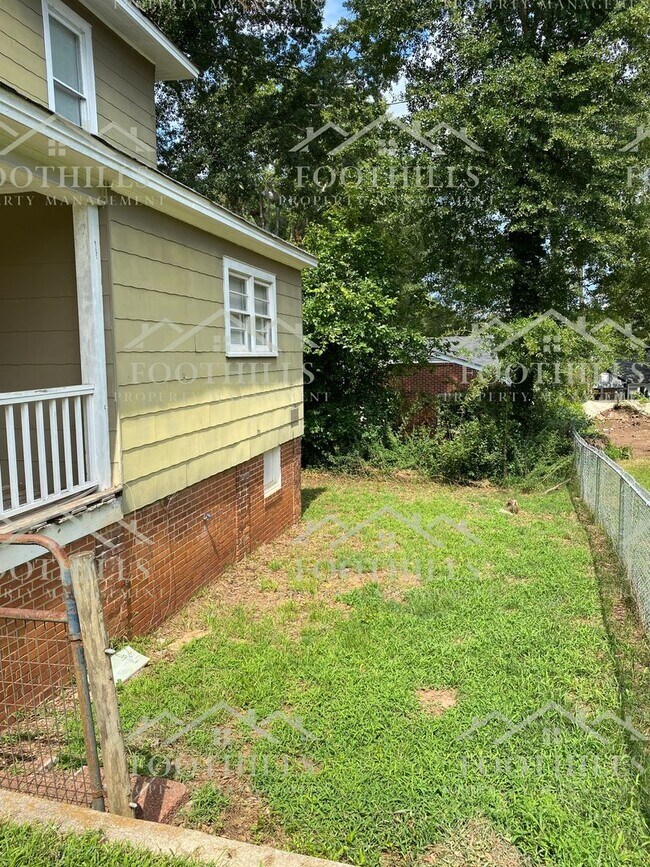 110 N Prevost St-Unit -Unit B in Anderson, SC - Foto de edificio - Building Photo