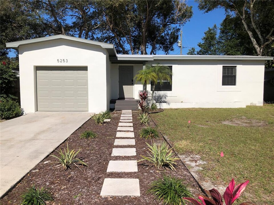 5253 2nd Ave N in St. Petersburg, FL - Building Photo