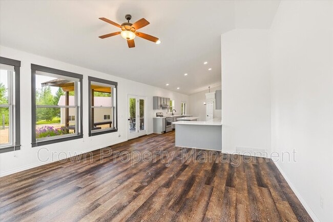 property at 2530 E Edgewood Dr